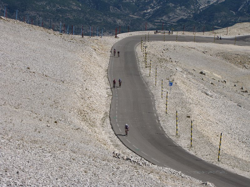 fietsers op de ventoux.jpg - En de fietsers blijven komen. De Ventoux is beslist wel een uitdaging. Ruim 20 km klimmen met flinke stukken die 10% omhoog gaan.